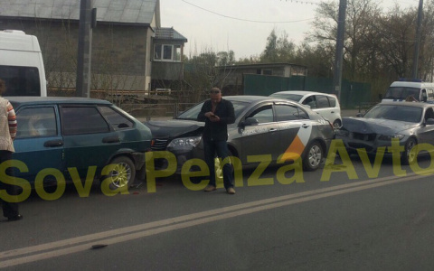В Пензе в ряд столкнулись три машины