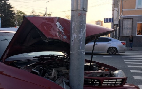 Отвалился бампер, смят капот: в центре Пензы Тойота врезалась в столб