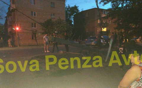 «Столб дорогу перебежал»: в Пензе иномарка снесла световую опору