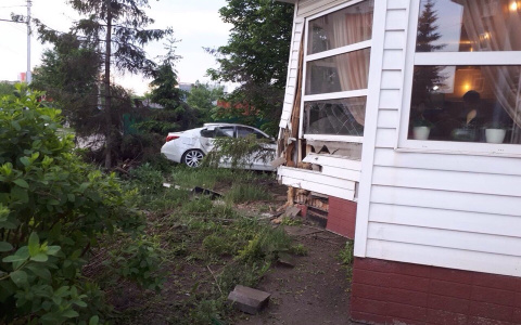 В Пензе водитель "Инфинити" снес угол кафе