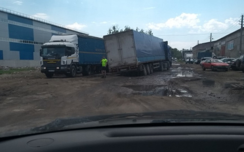 "Утонул": в Терновке многотонная фура увязла в грязи