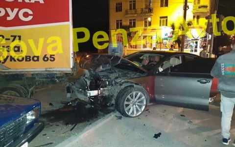 Появились снимки ужасного ДТП с такси в центре Пензы