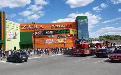 Срочно эвакуируемся: В ТЦ Пензы произошло возгорание