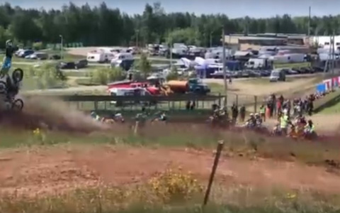 Чемпионат по мотокроссу в Пензе: трое в воздухе "слетели" с мотоциклов - Видео