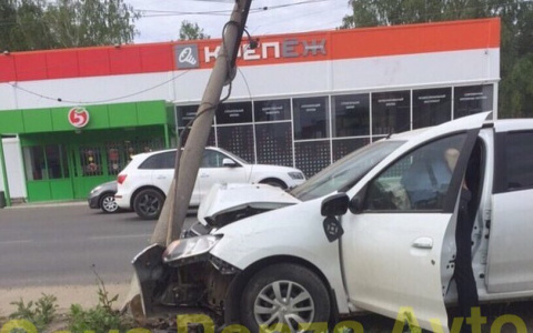 В Пензе в Заречном автомобиль "Рено" влетел в столб