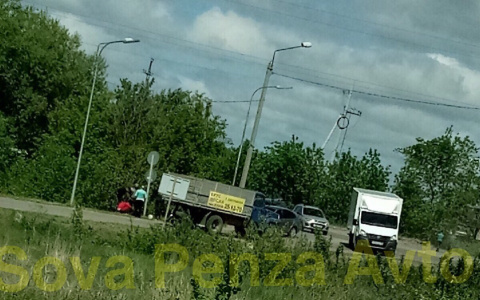 Решил проехать под "кирпич": в Пензе грузовик сбил мотоциклиста