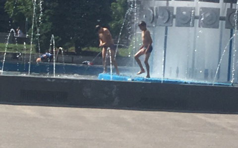 Россиян предупредили об опасности купания в фонтанах: подростки из Пензы не боятся