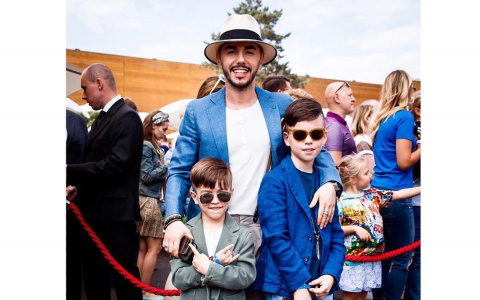 "Время остановись": пензенец Тимур Родригез удивил поклонников снимком с сыновьями