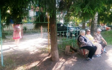 «Вышел из подъезда – попал на чужую территорию»: пензячка рассказала о войне за двор