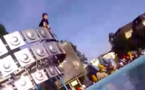 "За детьми следить надо!": в Пензе школьники забрались на фонтан