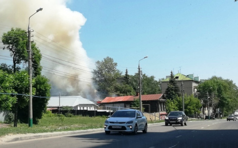 В Пензе рядом с зоопарком огонь охватил здание