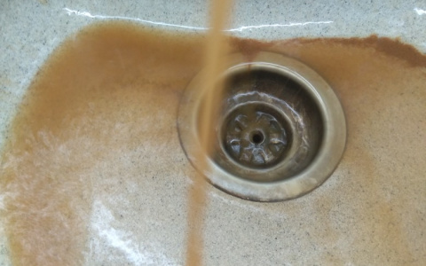 В селе Засечном Пензенской области из крана течет "апельсиновый сок"