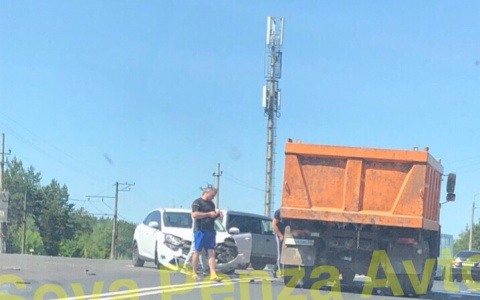 В Пензе на ахунском переезде разворотило легковушку