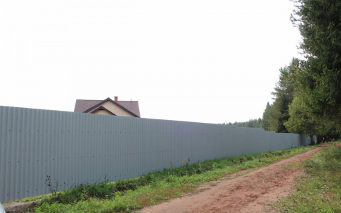 В Пензенской области мужчина снял кровлю с крыши чужого дома и сдал ее