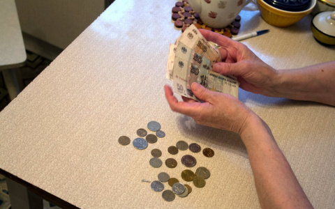 Больных и бездомных россиян предложили кормить едой с истекающим сроком годности