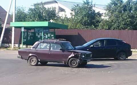 В Пензе на перекрестке столкнулись две легковушки
