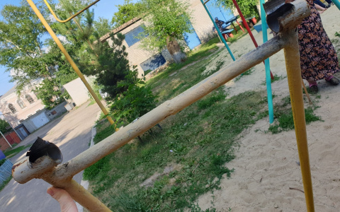 "Повредил колено и бедро": в Пензенской области ребенок упал с качелей