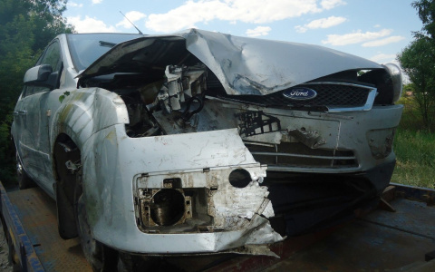 В Пензенской области иномарка жестко влетела в грейдер