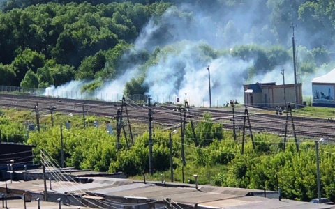 В Пензе пожарные два часа борются с огнем у железнодорожной станции