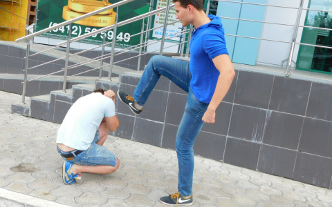 В кафе Пензы мужчина сломал посетителю ногу