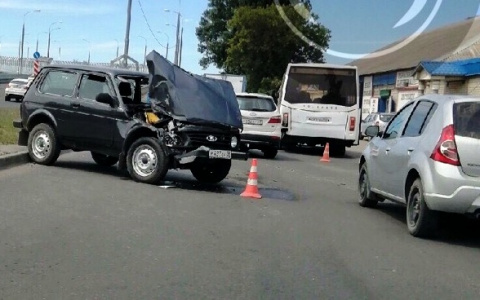 «Нет лобовухи, разбита фара»: в Пензе «Нива» влетела в автобус