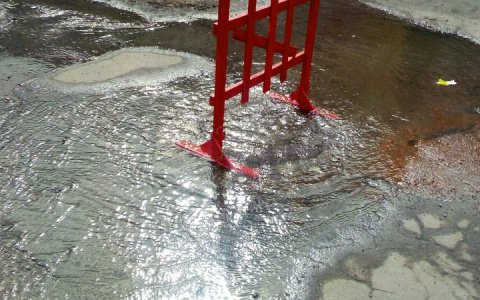 "Из под асфальта бьет вода": в Пензе снова размывает дороги