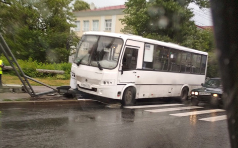 "Движение затруднено": в Пензе автобус снес светофор