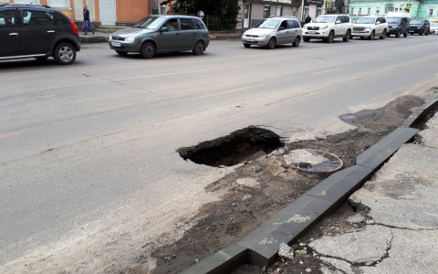 На дороге в Пензе образовалась яма