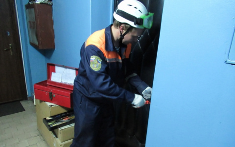 В Пензе спасатели освободили женщину и передали врачам