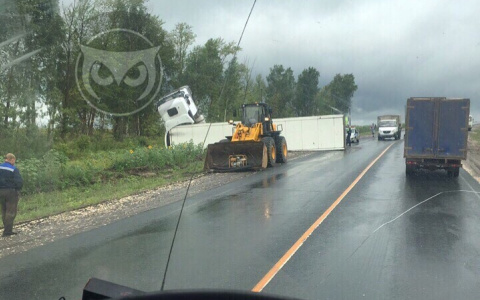 "Кабина поднялась вверх": в Пензенской области на трассе перевернулась фура