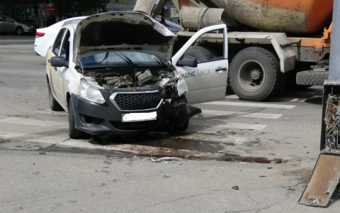 "Женщине стало плохо": в Пензе машина такси жестко столкнулась с "Матизом"