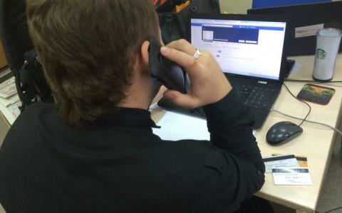 Могут отбирать мобильный: Роструд рассказал о запрете на разговоры в рабочее время