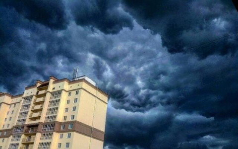 "Судный день": соцсети заполонили снимки грозы в Пензе