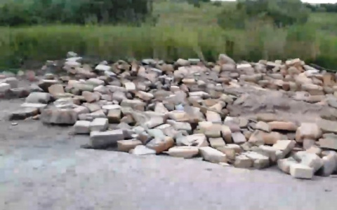 «До ремонта дорога лучше была»: пензенцы возмущены грудой кирпичей на трассе - видео