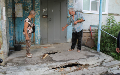 "Опасно для жизни и здоровья": активисты заставляют коммунальщиков заделывать дыры