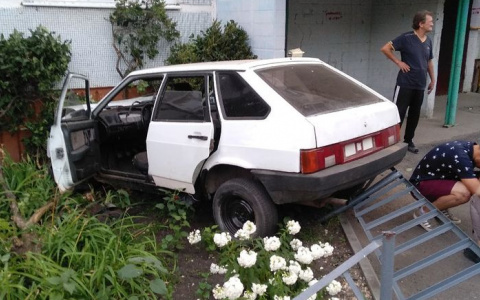 "Перелетела как через трамплин": в Пензе произошло странное ДТП с "девяткой"