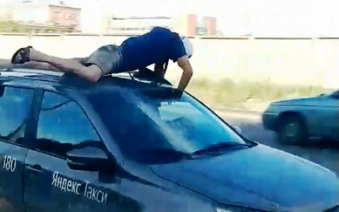 В ГИБДД Пензы рассказали, что грозит таксисту, который катал мужчину на крыше авто