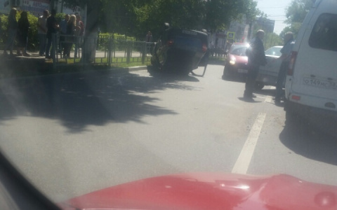 В Пензе на Лермонтова перевернулась машина