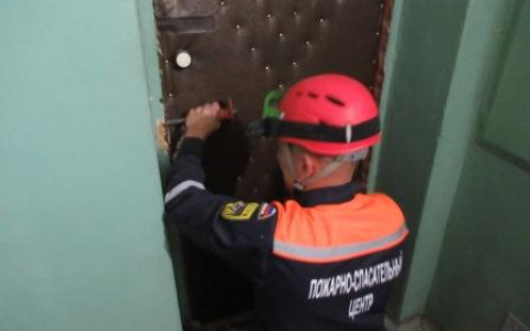 Мужчина умирал за дверью: пензенские спасатели приехали вовремя