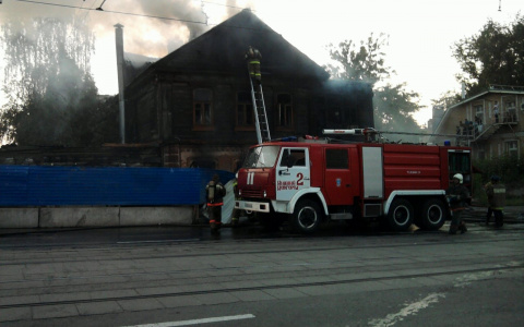 Рвалась в горящую избу: пензячка искусала полицейского за то, что мешал ей