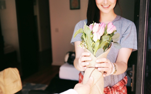 «Дари учителю цветы, тогда в тюрьму не сядешь ты»: какие подарки на 1 сентября не подведут под статью