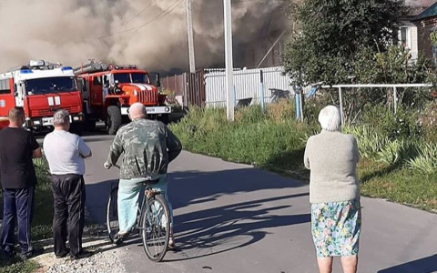 Очень страшно: в Пензе загорелся жилой дом