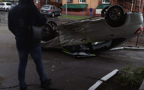 В Пензе легковушка врезалась в дерево и перевернулась на крышу