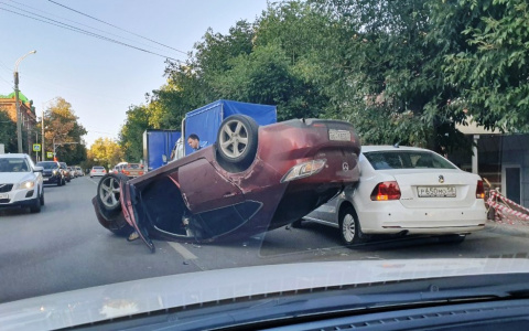 «Как в боевике»: в Пензе на большой скорости перевернулась иномарка