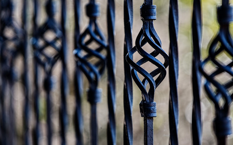 "Ритуальный дизайн в саду": в Пензенской области женщина "украшала" палисадник могильными оградами