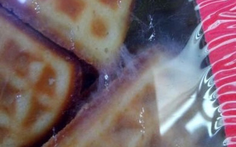 В Пензе продавщица отказалась убирать испорченный товар с прилавка