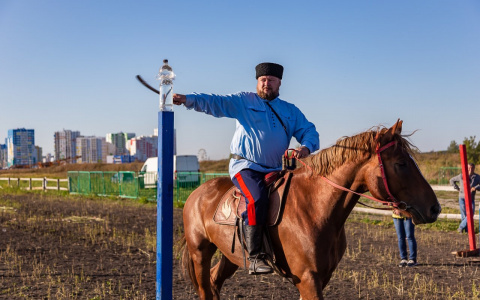 Казаки со всей России съехались в Спутник на чемпионат по рубке шашкой