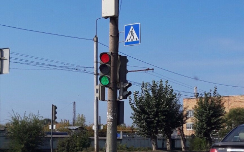 «Можно ехать, но... оно тебе надо?» Пензенцы шутят над «светофором-женщиной»