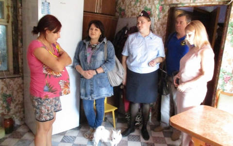 Детей не воспитывают: в Пензе "спецбригады" нагрянули в гости к неблагополучным семьям