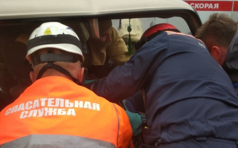 В Пензе спасатели вытащили пострадавших из искореженной в аварии машины